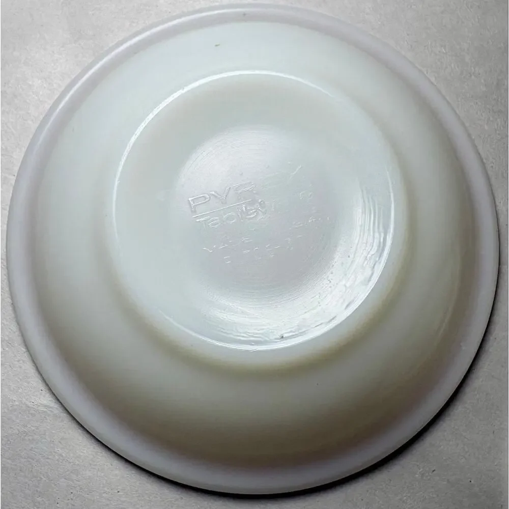 Vtg Pyrex (Corning) Red Laurel Leaf Vitrified Milk Glass 706 Fruit/Saucer Bowl